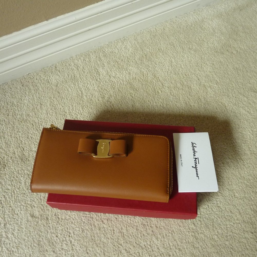 Salvatore Ferragamo Brown Leather Logo Bow Detail Zippered Wallet (NEW)